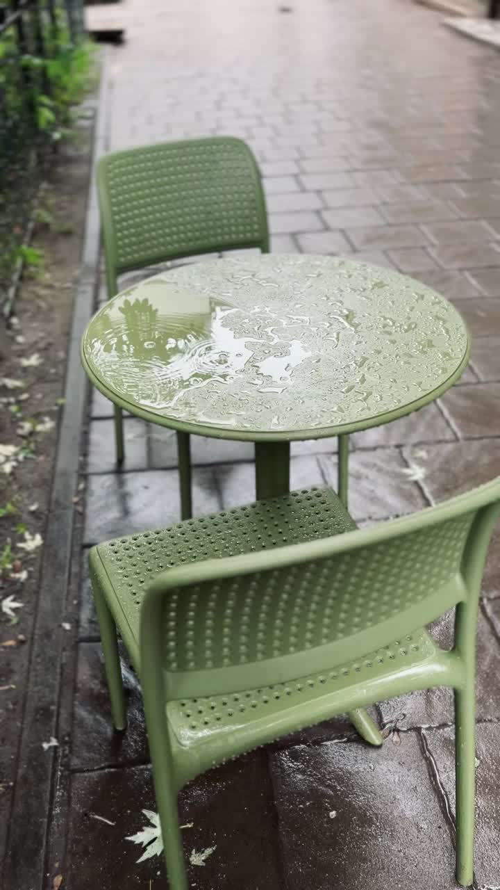 雨，餐厅花园的桌子视频素材