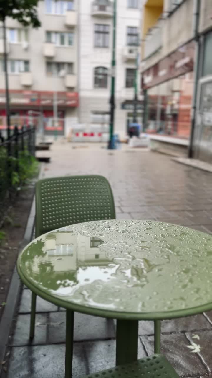 雨，餐厅花园的桌子视频素材