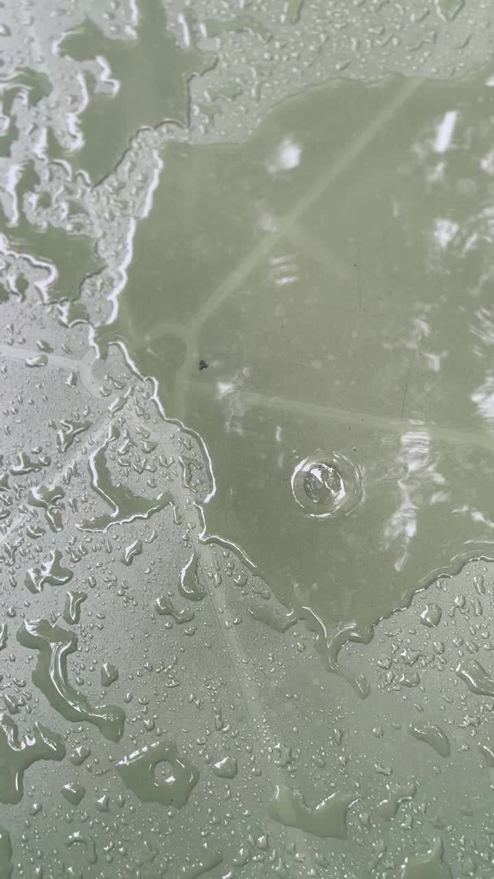 雨，餐厅花园的桌子视频素材