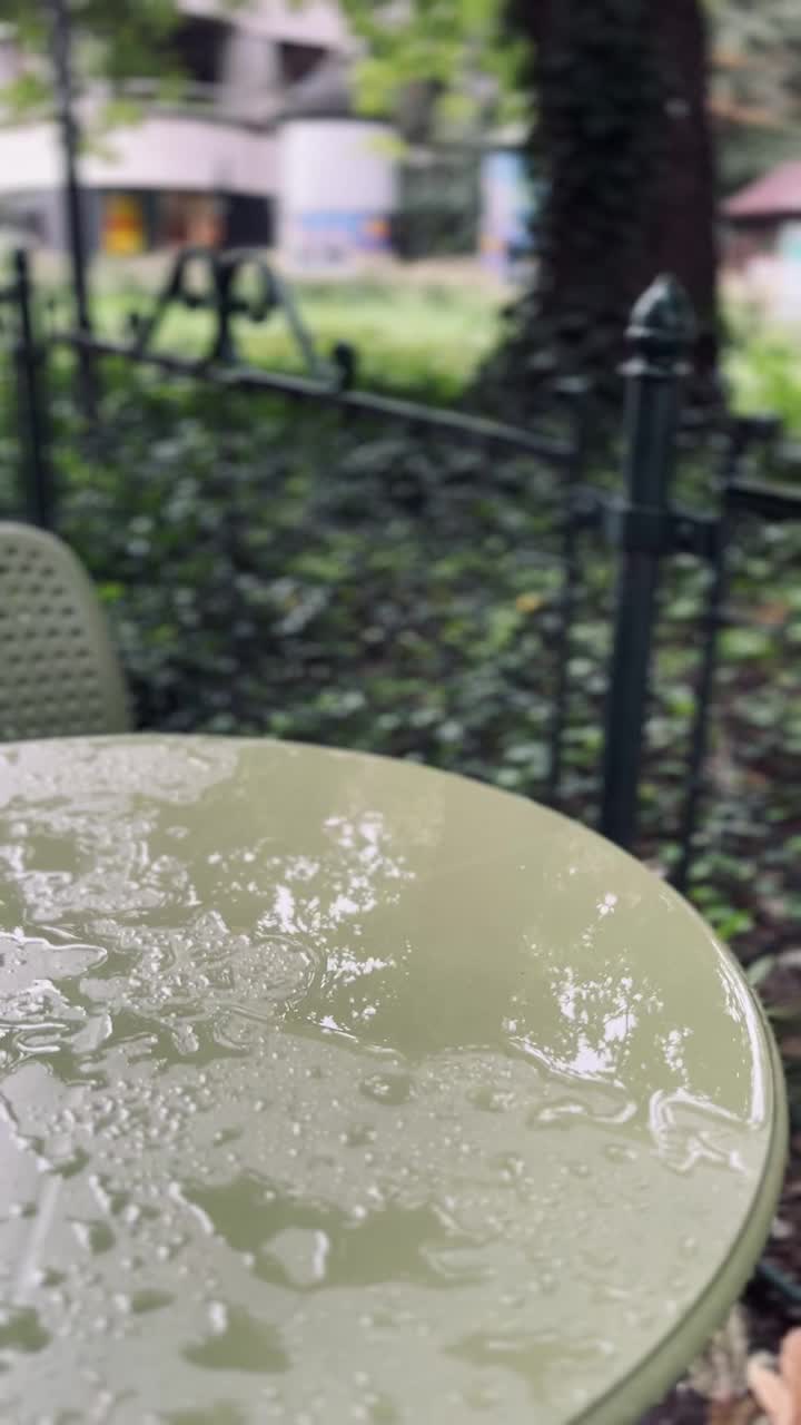 雨，餐厅花园的桌子视频素材