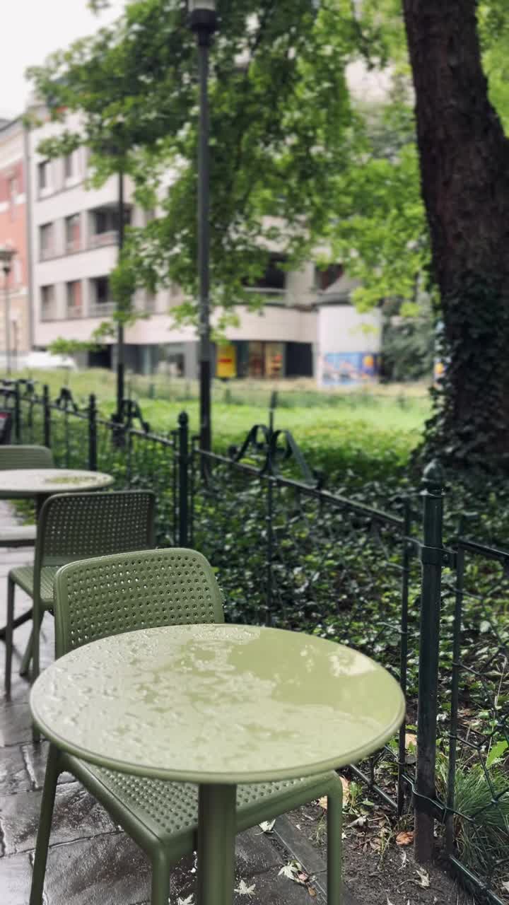 雨，餐厅花园的桌子视频素材