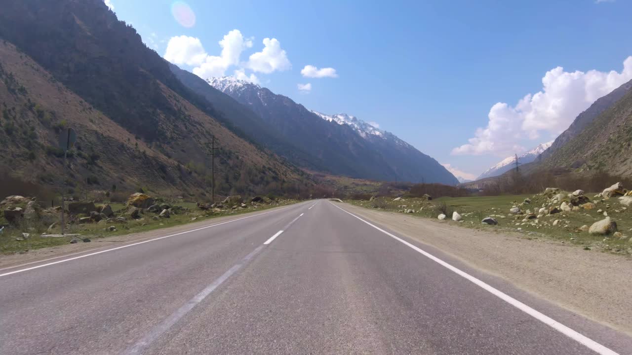 风景秀丽的山路设置在清澈的蓝天，完美的一个令人振奋的旅程视频素材