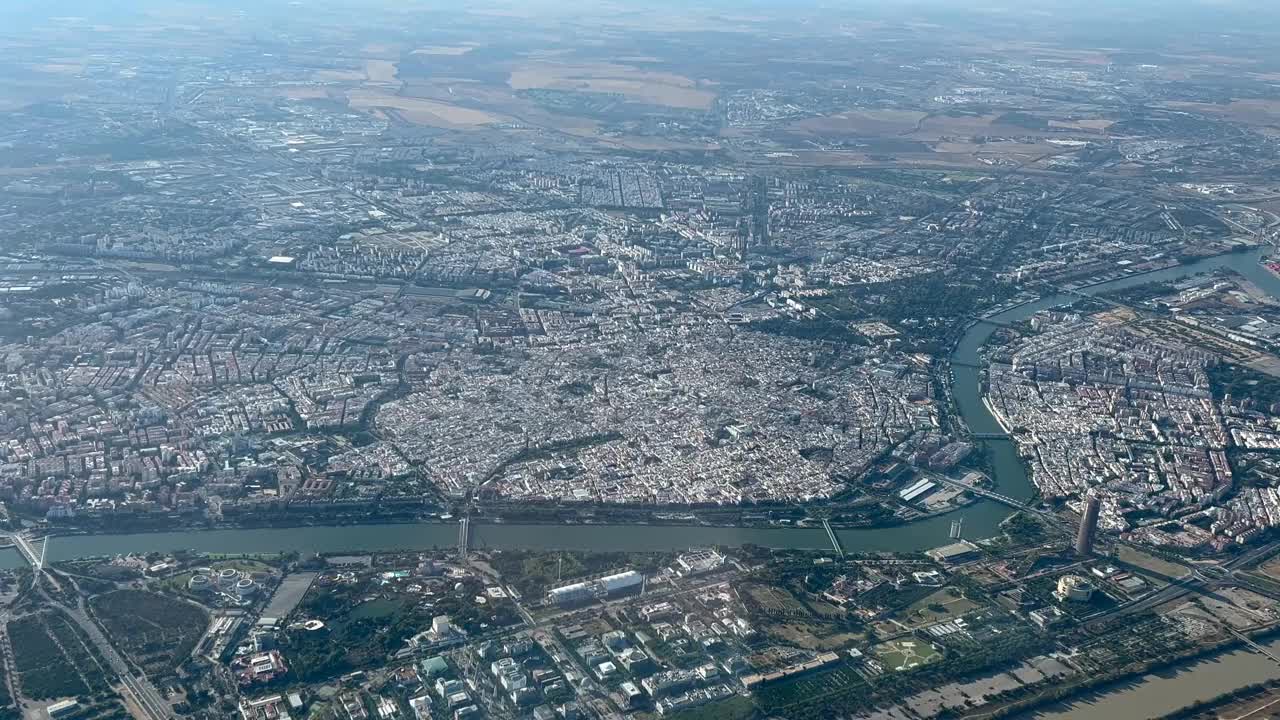 西班牙塞维利亚市的高空旋转鸟瞰图，摄于飞机机舱的晨光中。2000 jigh。4 k 60 fps视频素材