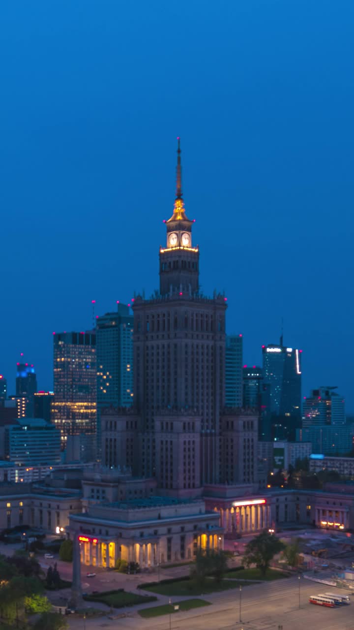 华沙波兰时移高角度观看夜间到白天的城市天际线在中央广场市中心商业区视频素材