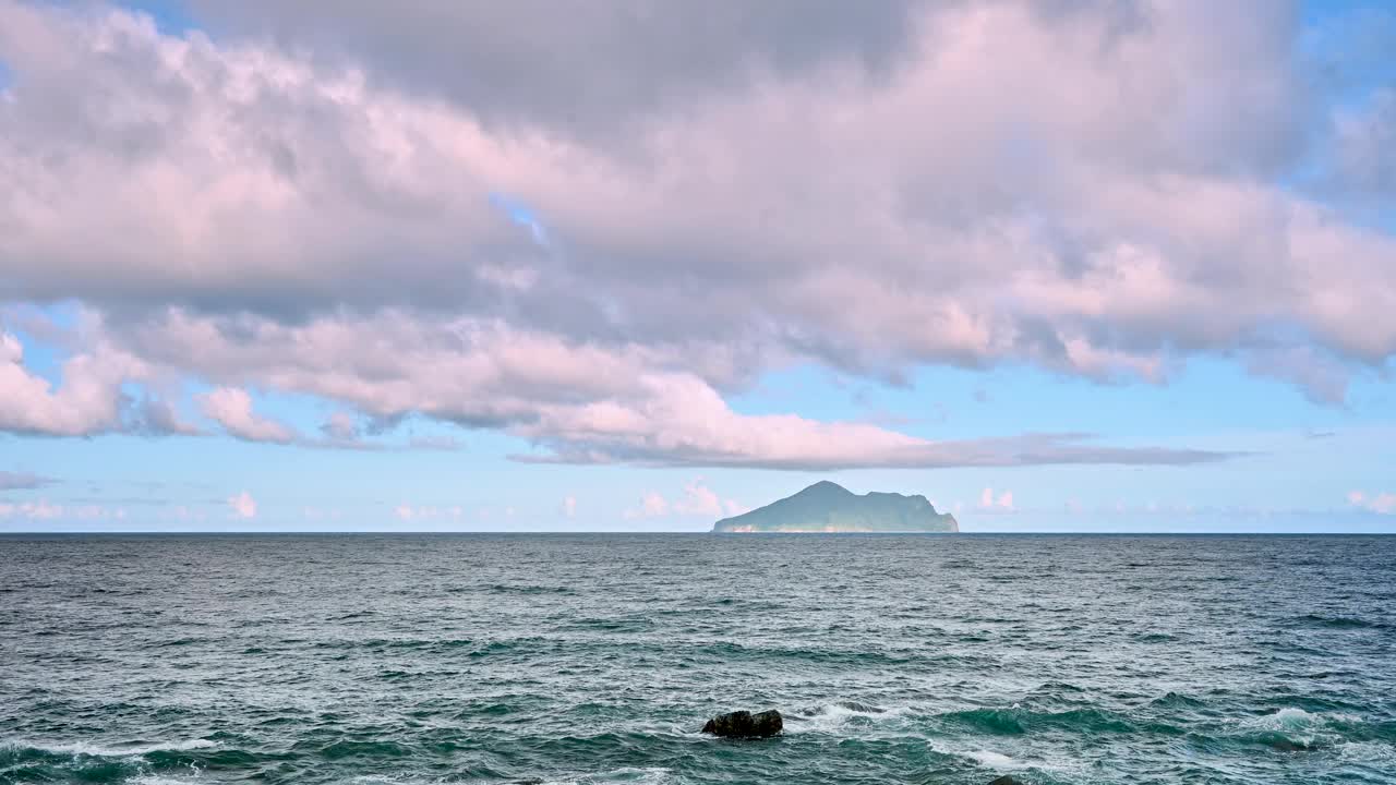 海龟岛在大洋彼岸的地平线上。视频素材