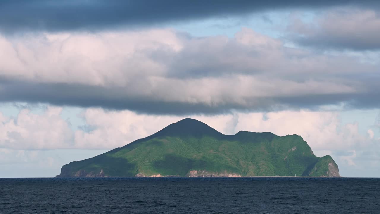 海龟岛在大洋彼岸的地平线上。视频素材