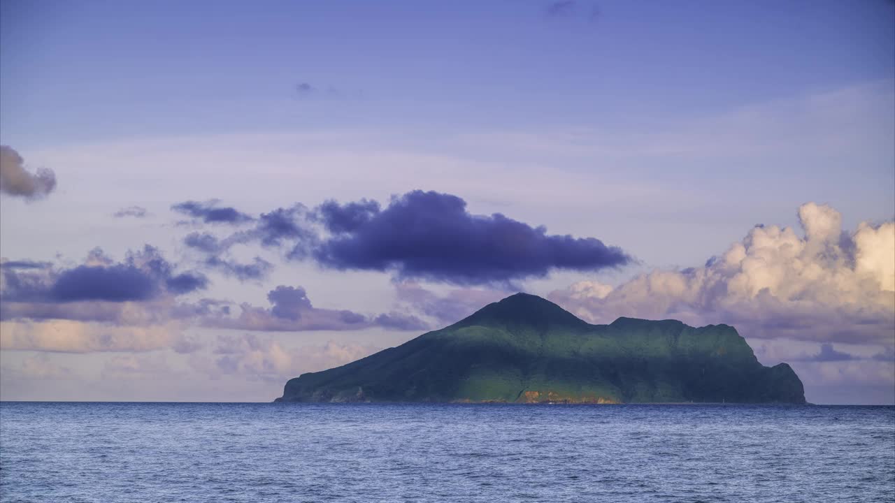 海龟岛在大洋彼岸的地平线上。视频素材