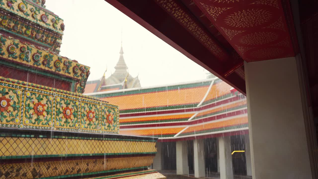 雨季，曼谷寺庙背景下的雨滴视频下载