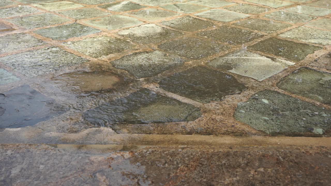 雨季，曼谷寺庙背景下的雨滴视频素材