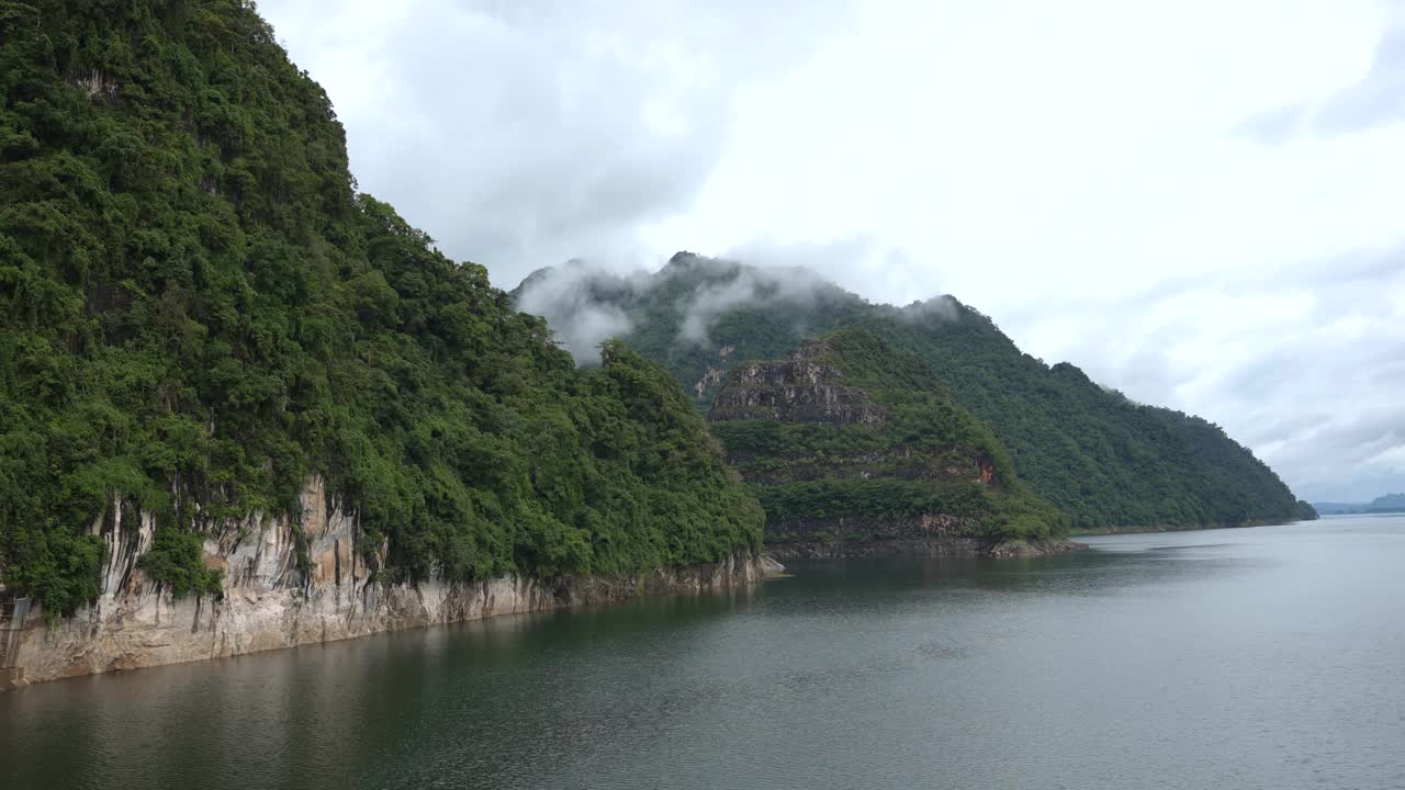 时间在湖山的薄雾和云雾中流逝。视频下载