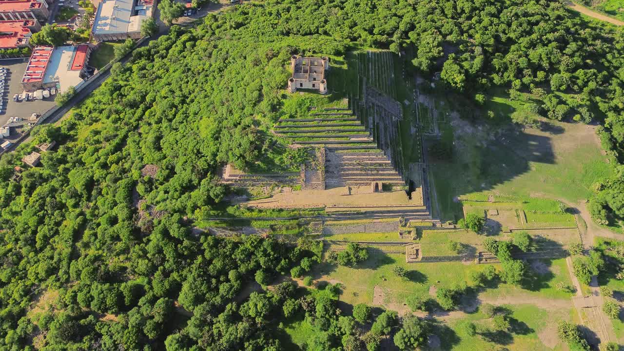 从空中俯瞰普韦布里托古金字塔，这是一个考古遗址，在夏天可以俯瞰丛林视频素材