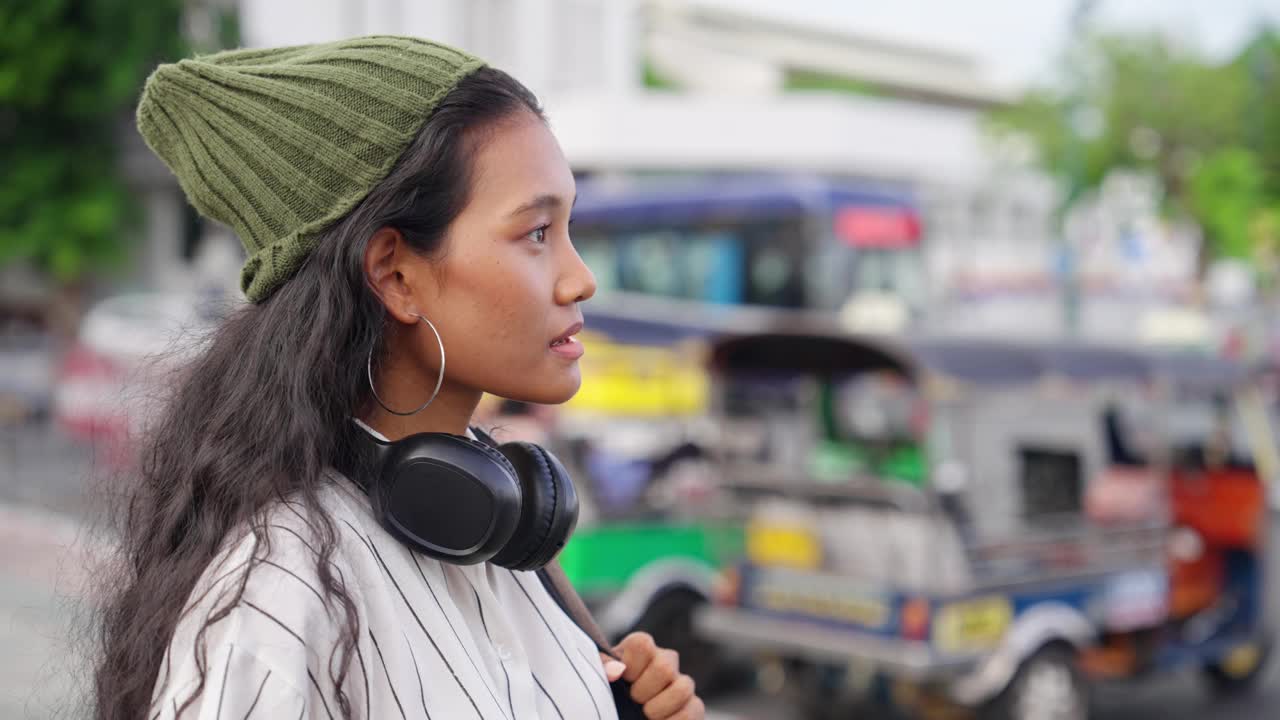 亚洲女子使用人工智能语音指令旅行视频素材