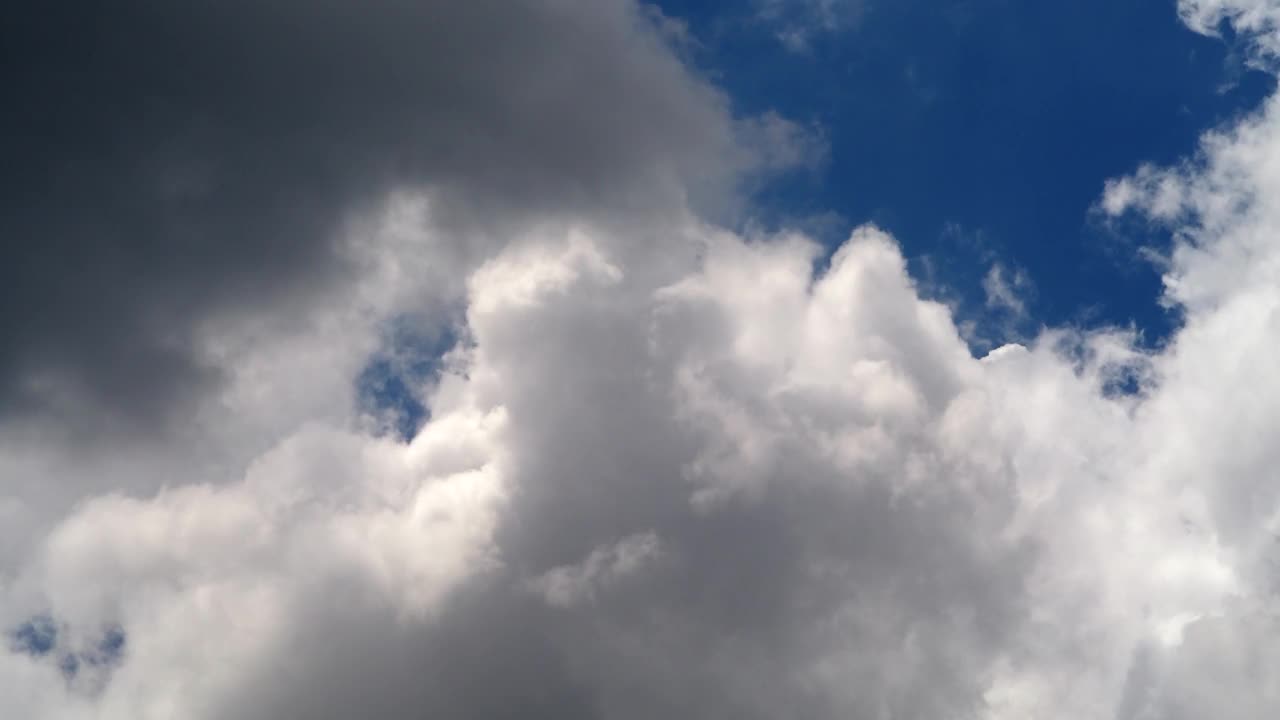 自然环境的延时拍摄黑暗巨大的云天空黑色暴风雨视频下载