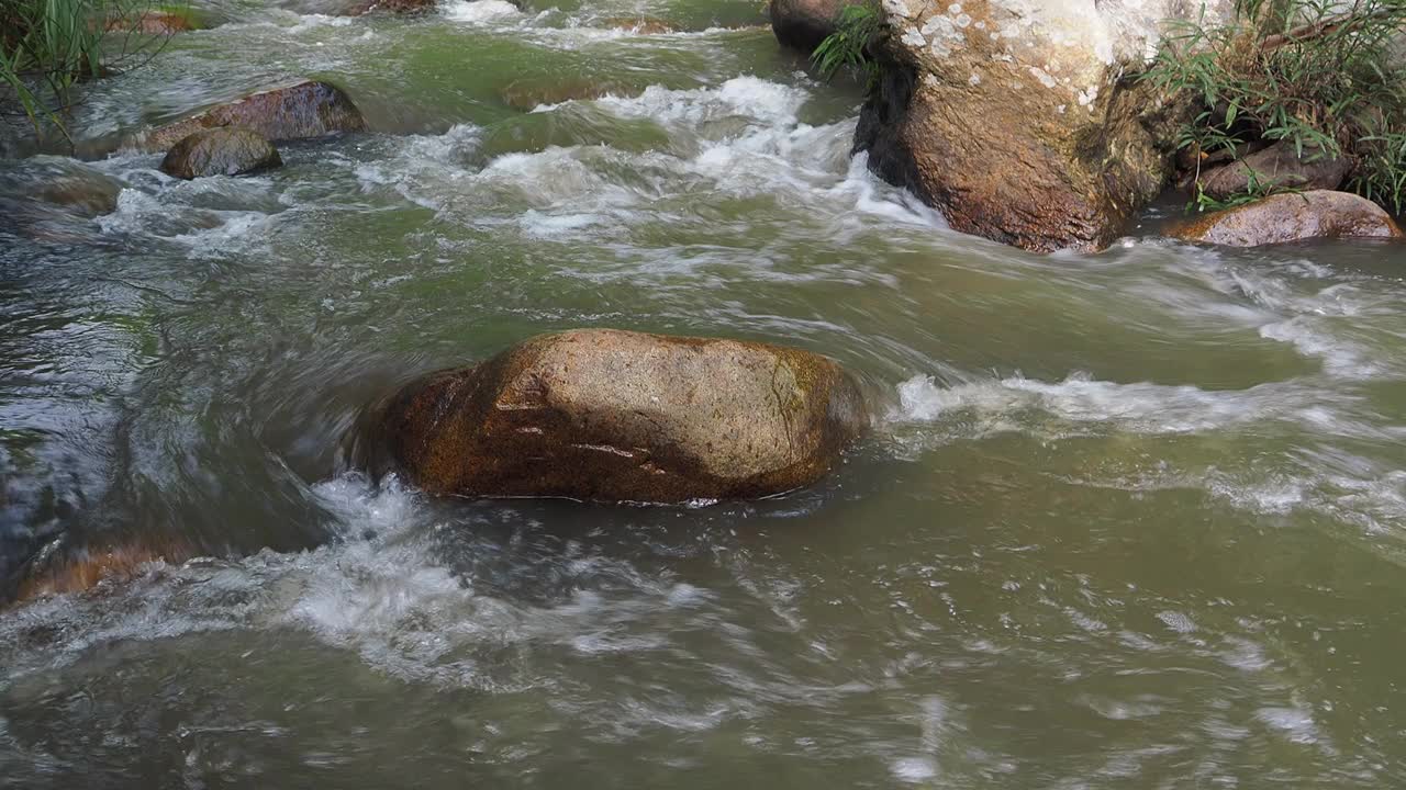 在山涧中，水在光滑的岩石上倾泻而下视频素材