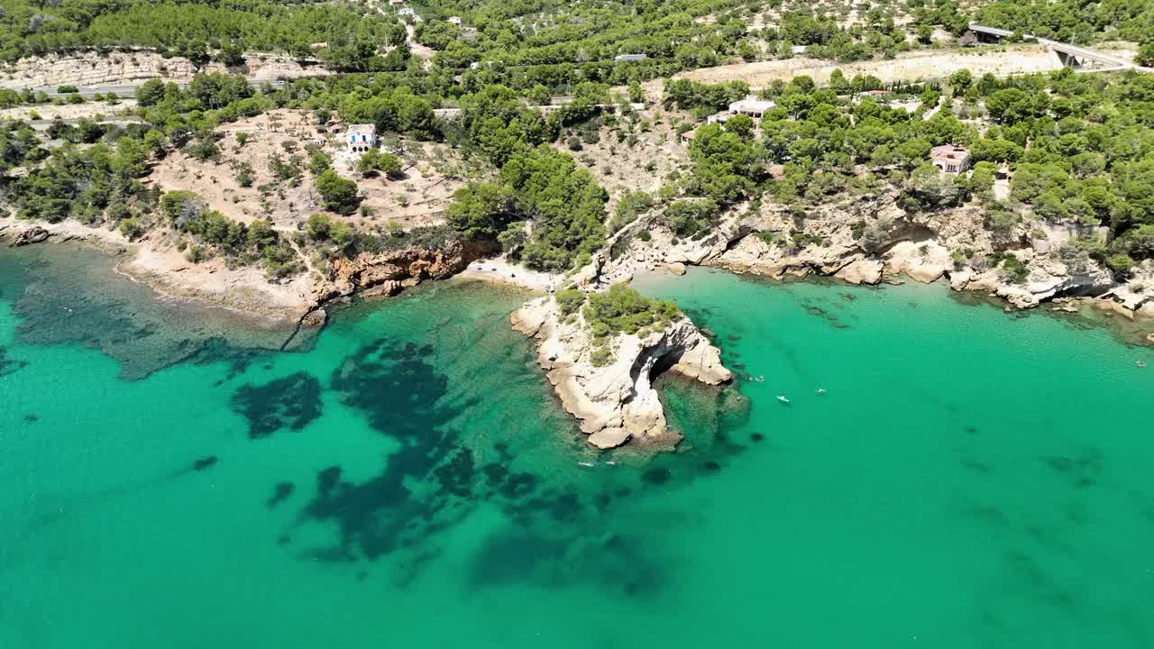 鸟瞰在普拉贾de l'Illot, l' ametla de Mar，加泰罗尼亚隐蔽的海湾视频下载