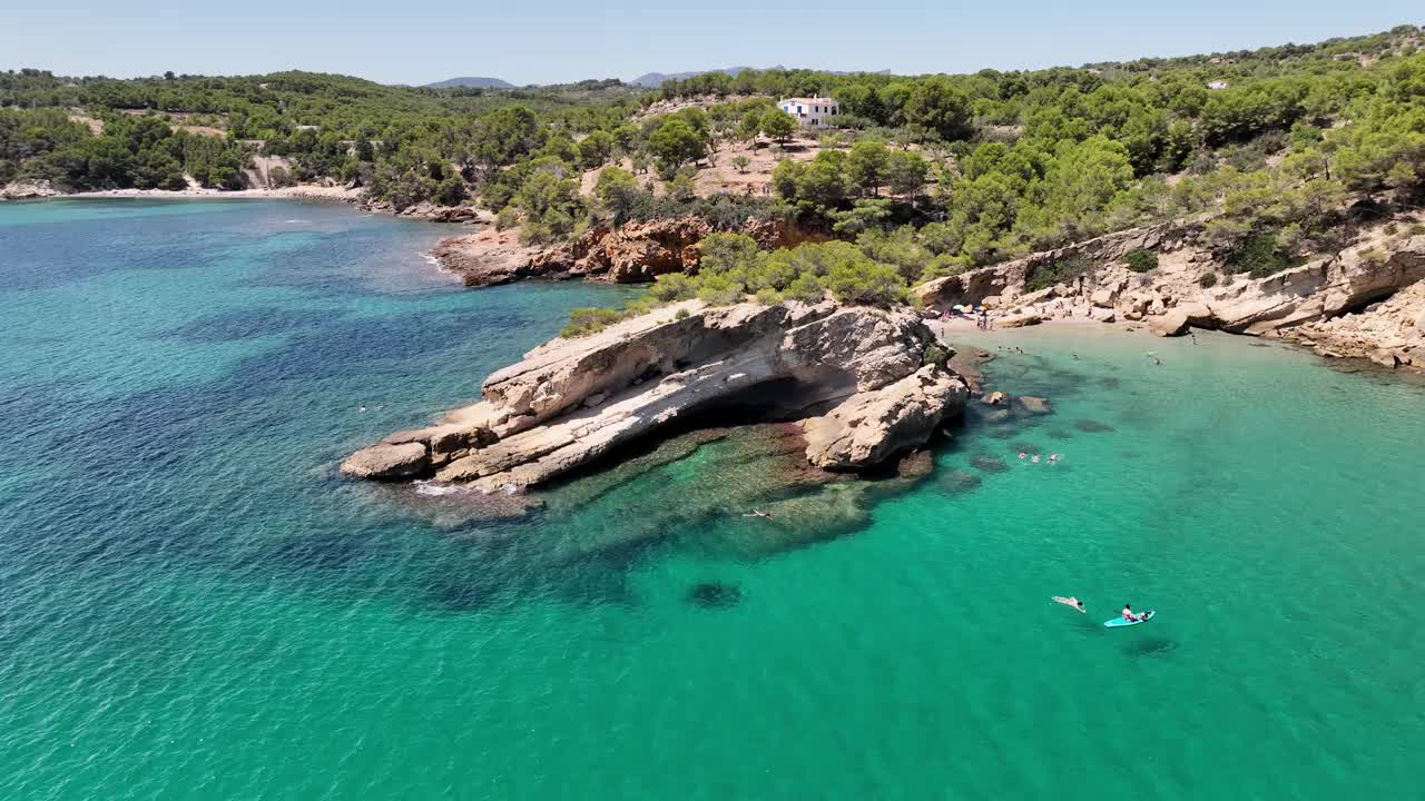 广阔的鸟瞰图Platja de l'Illot和周围的海岸线，l' ametla de Mar，加泰罗尼亚视频下载