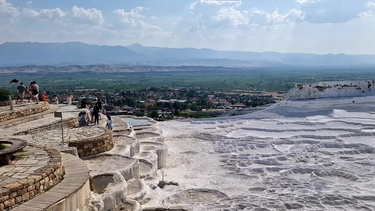 Pamukkale，一个每天有成千上万游客参观的自然美景视频下载