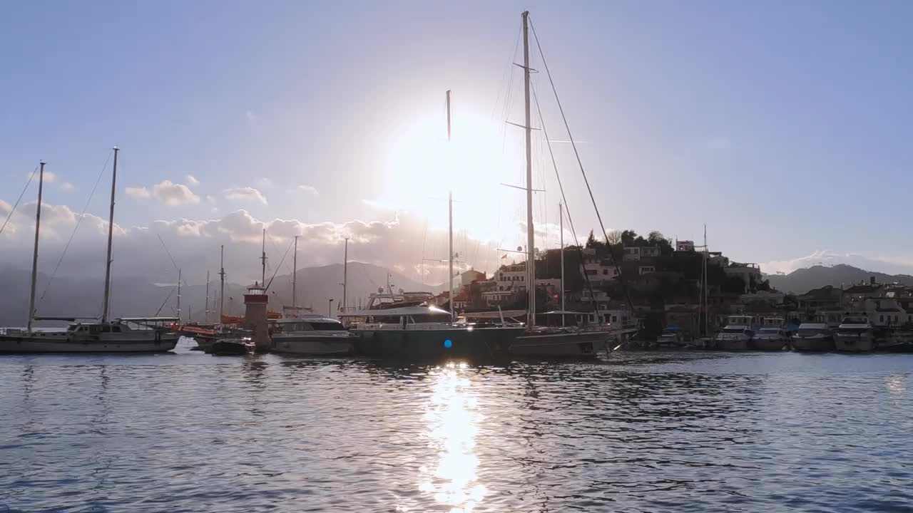 马尔马里斯海岸游艇之旅视频素材