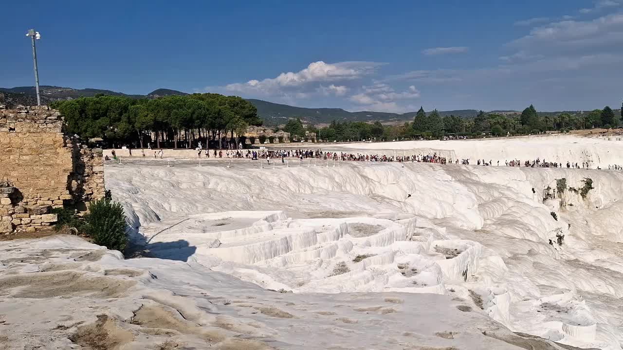 Pamukkale，一个每天有成千上万游客参观的自然美景视频下载