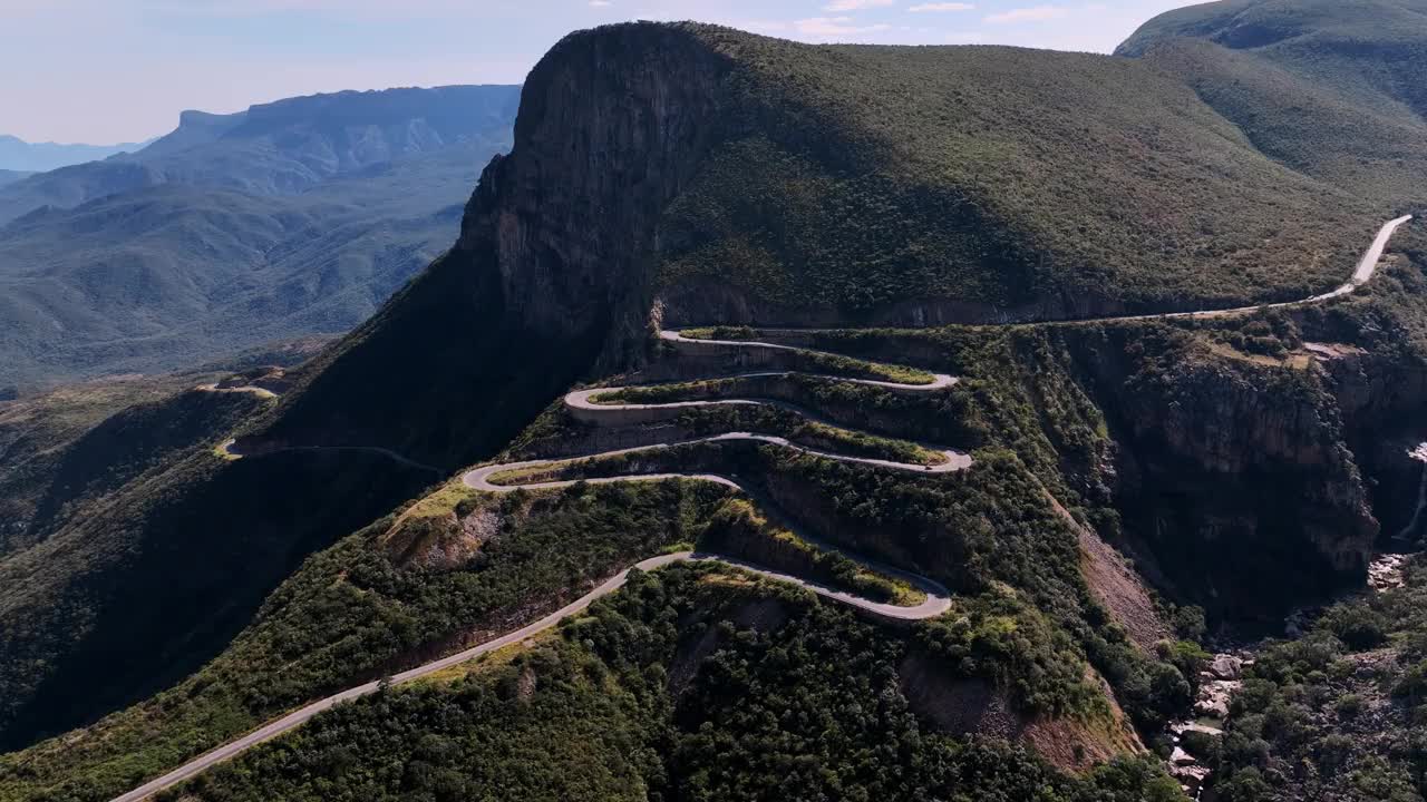 安哥拉著名的Serra Da Leba蛇形岩视频下载