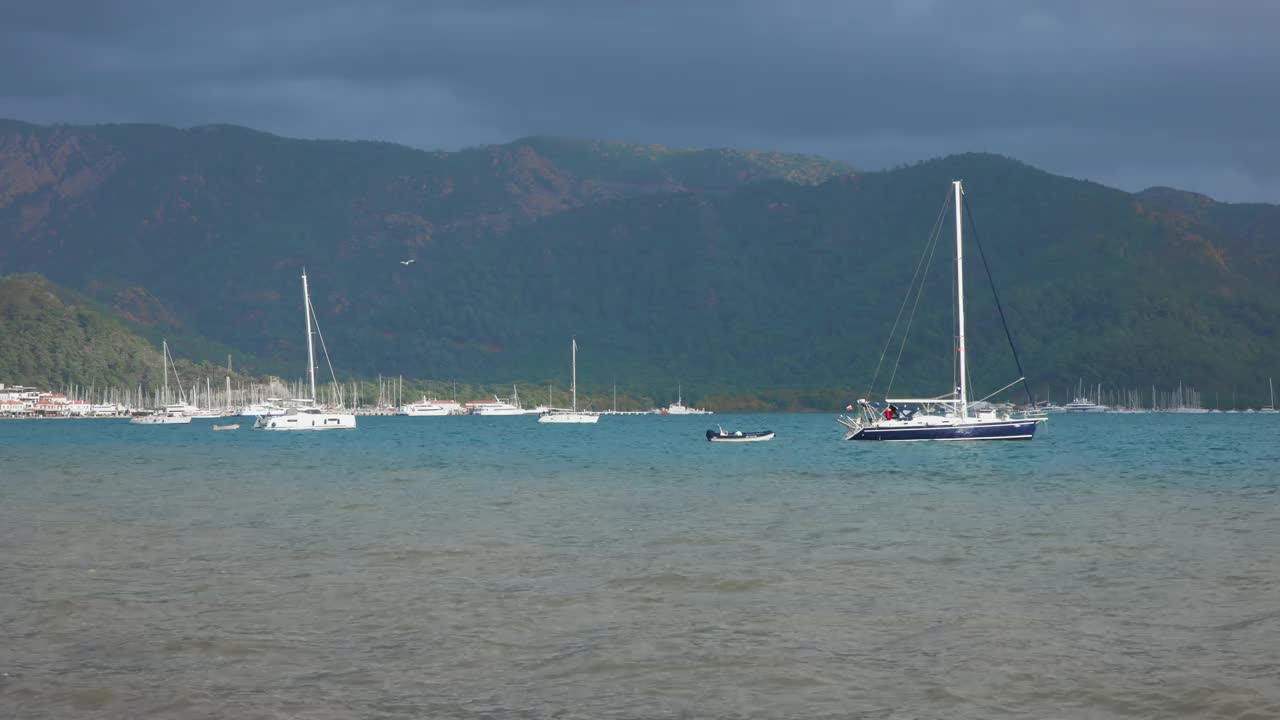 马尔马里斯海岸上的游艇视频下载