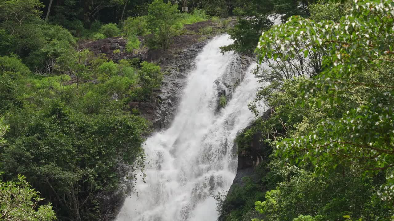 美丽的大瀑布在泰国的森林旅游地点的景观。视频素材