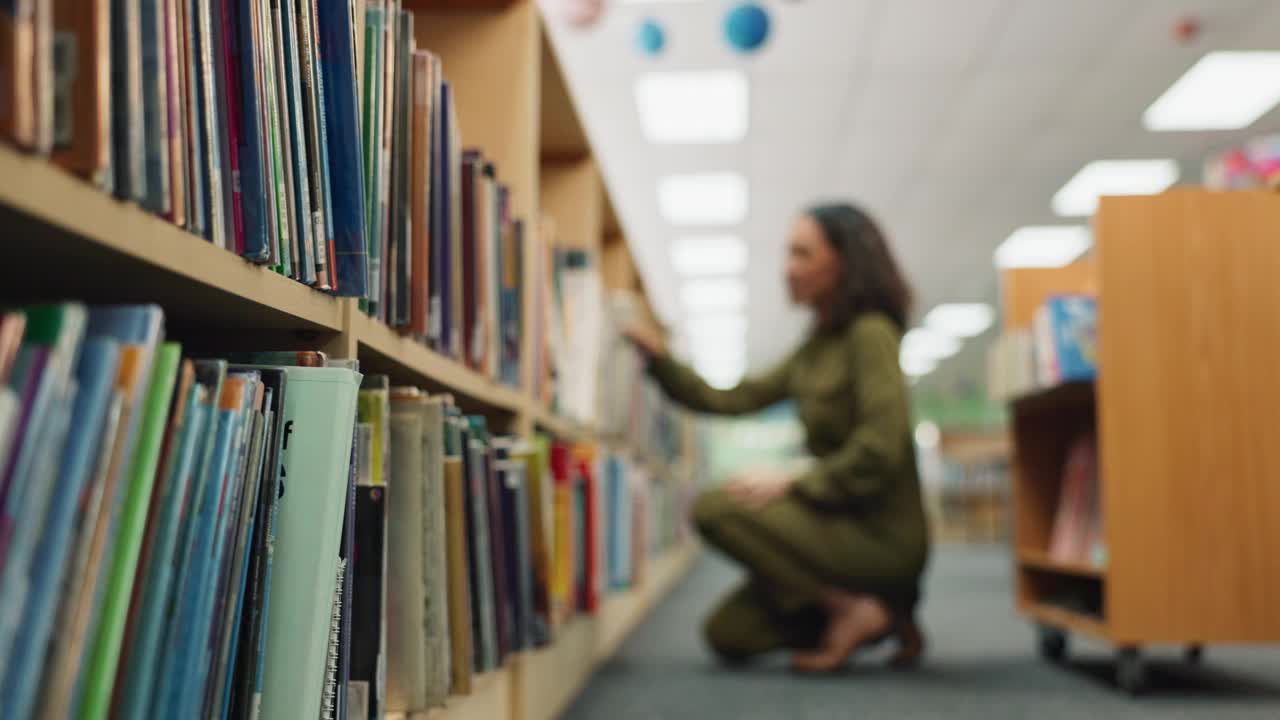 妇女，图书馆和书架手推车文学，小说或包装库存在书店。女性员工或图书管理员用装满知识的木车检查书架、库存或书架视频素材