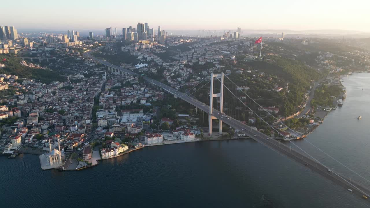 横跨马尔马拉海的博斯普鲁斯大桥İstanbul(7月15日烈士大桥)视频素材