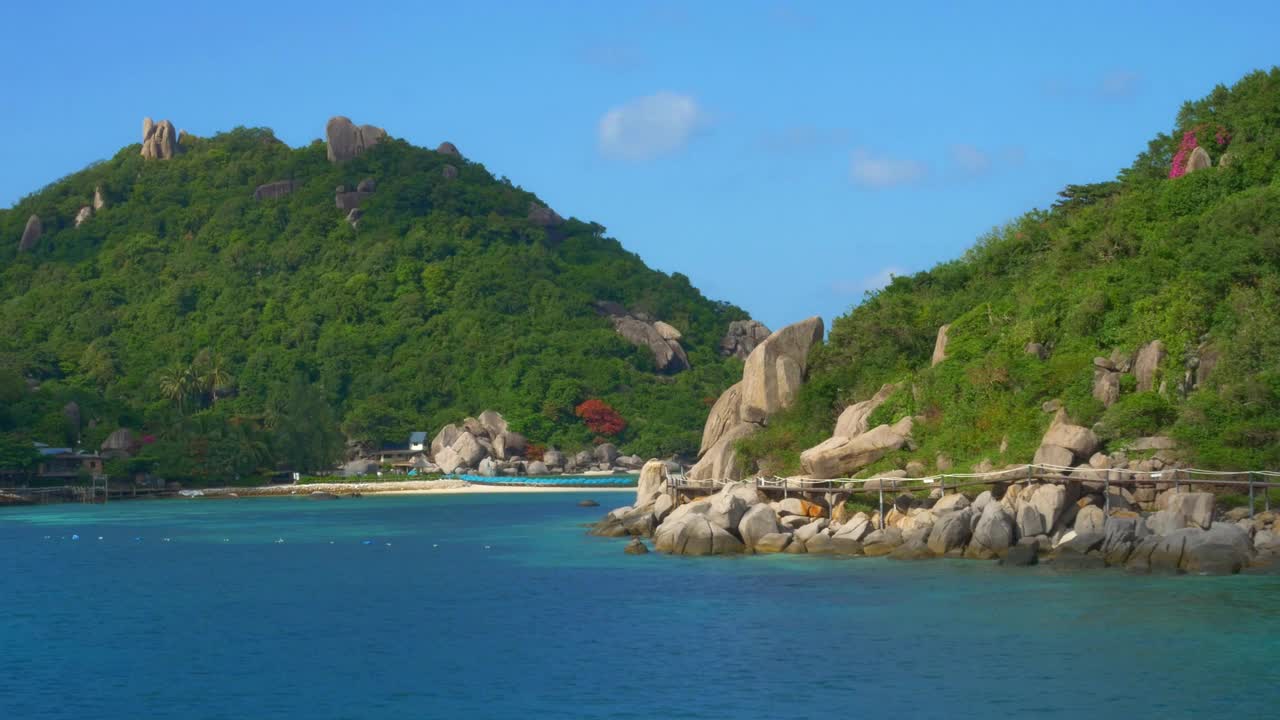 探索热带岛屿天堂与郁郁葱葱的青山和清澈的海水。体验宁静和自然美景的这个异国情调的目的地，完美的和平度假。视频下载