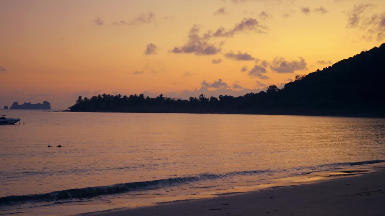 浪漫的夜晚在海滩上，享受宁静和美丽的日落在海上。理想的情侣寻求和平的时刻，被大自然的迷人的色彩和宁静的气氛包围。视频下载