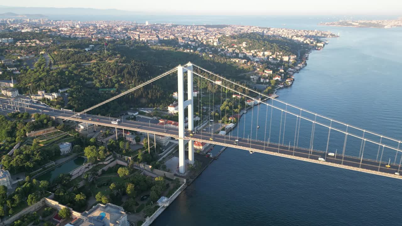 横跨马尔马拉海的博斯普鲁斯大桥İstanbul(7月15日烈士大桥)视频素材