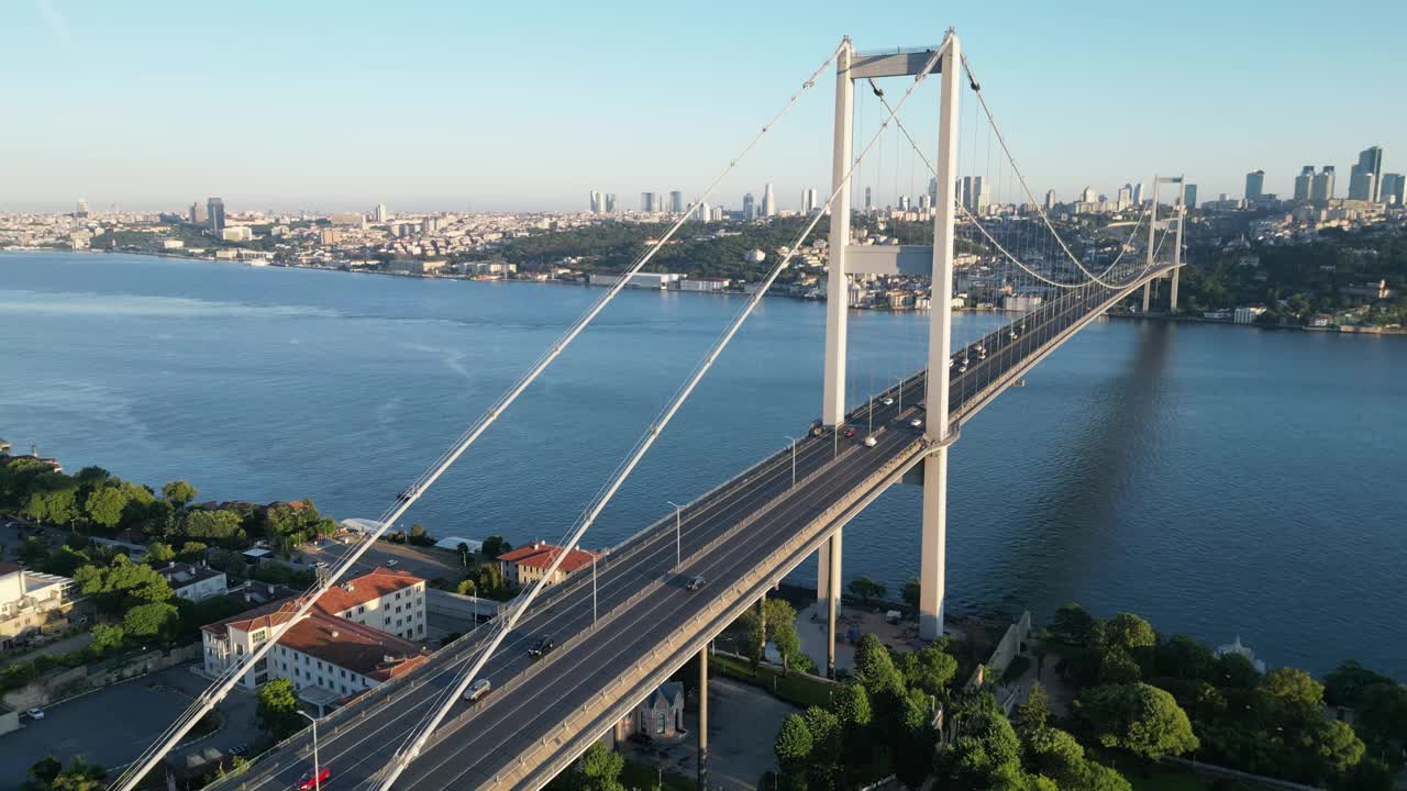 横跨马尔马拉海的博斯普鲁斯大桥İstanbul(7月15日烈士大桥)视频素材