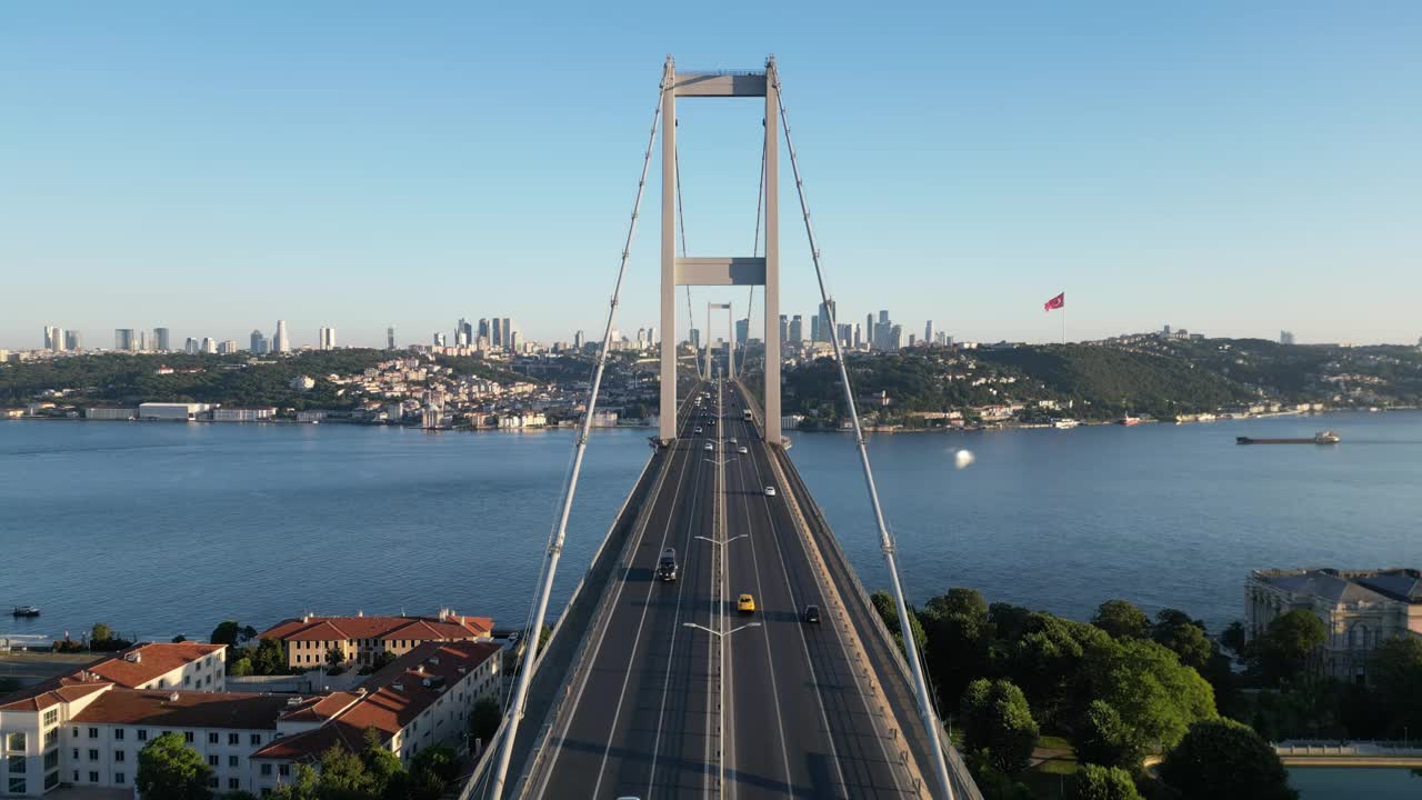 横跨马尔马拉海的博斯普鲁斯大桥İstanbul(7月15日烈士大桥)视频素材