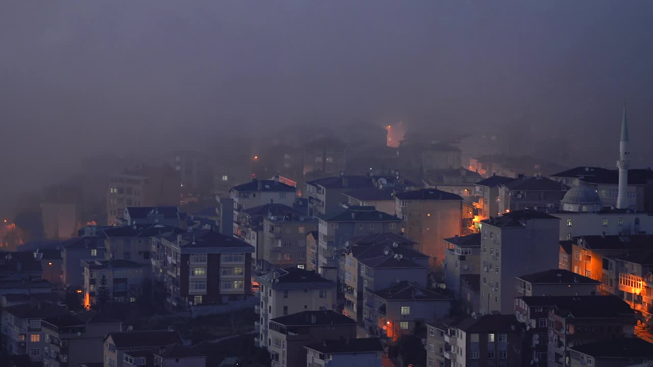 伊斯坦布尔一个地区上空雾的时间流逝。视频下载