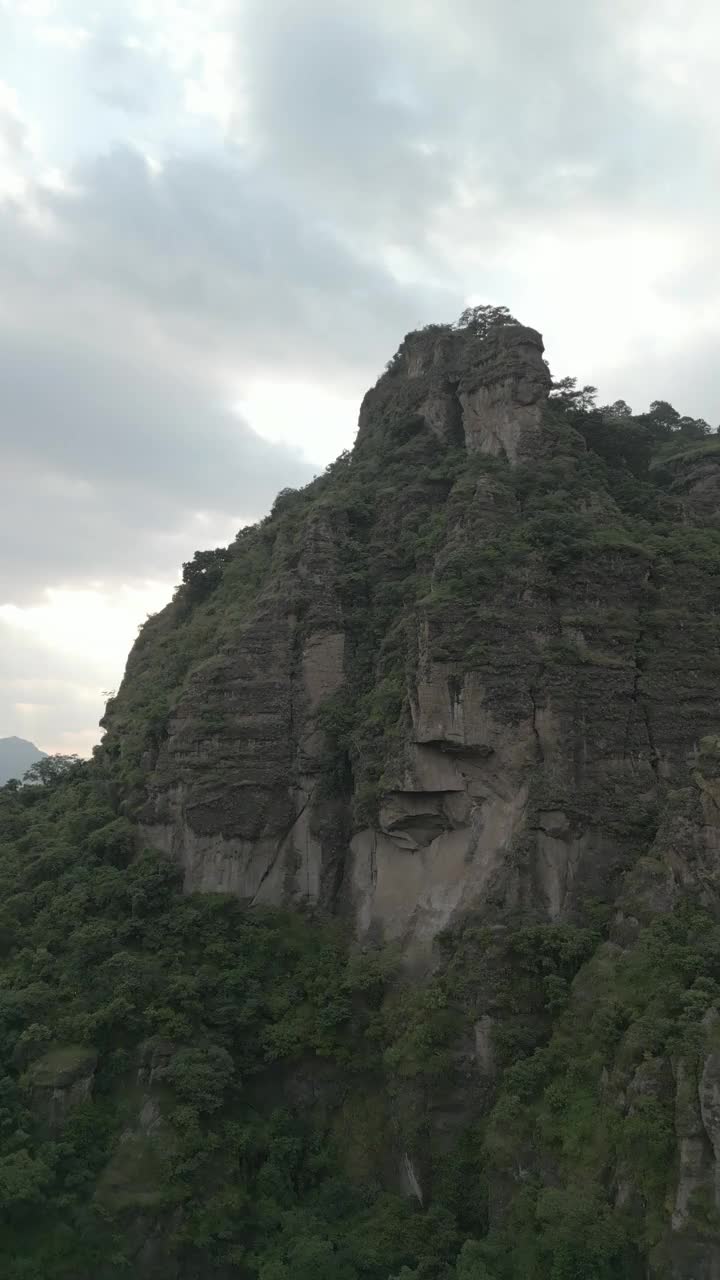 垂直无人机视频。岩层，森林山脉和大型岩层。徒步穿过绿色的森林。徒步旅行的概念。Amatlan、墨西哥视频下载