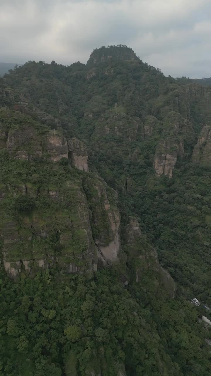 垂直无人机视频。岩层，森林山脉和大型岩层。徒步穿过绿色的森林。徒步旅行的概念。Amatlan、墨西哥视频下载