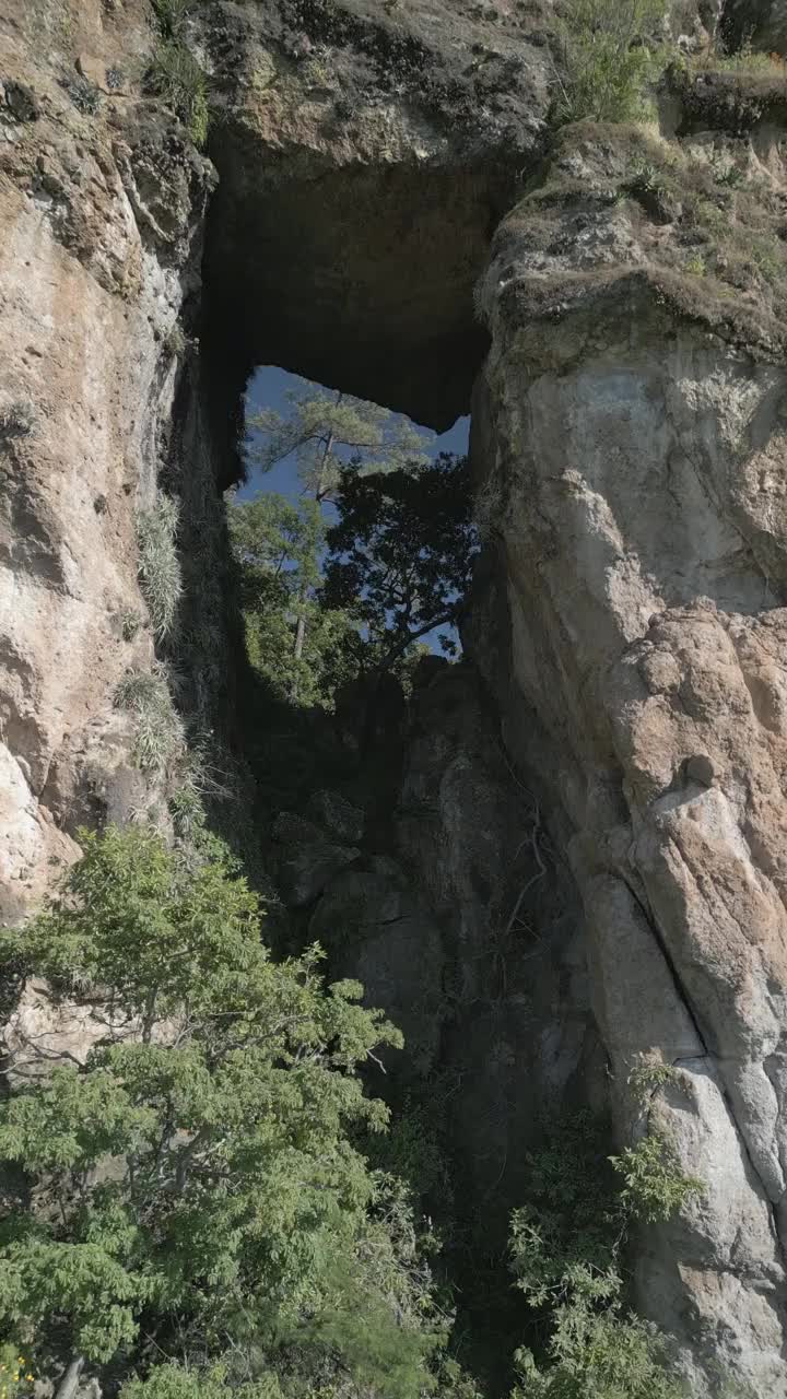 垂直无人机视频。岩层，森林山脉和大型岩层。徒步穿过绿色的森林。徒步旅行的概念。Amatlan、墨西哥视频素材