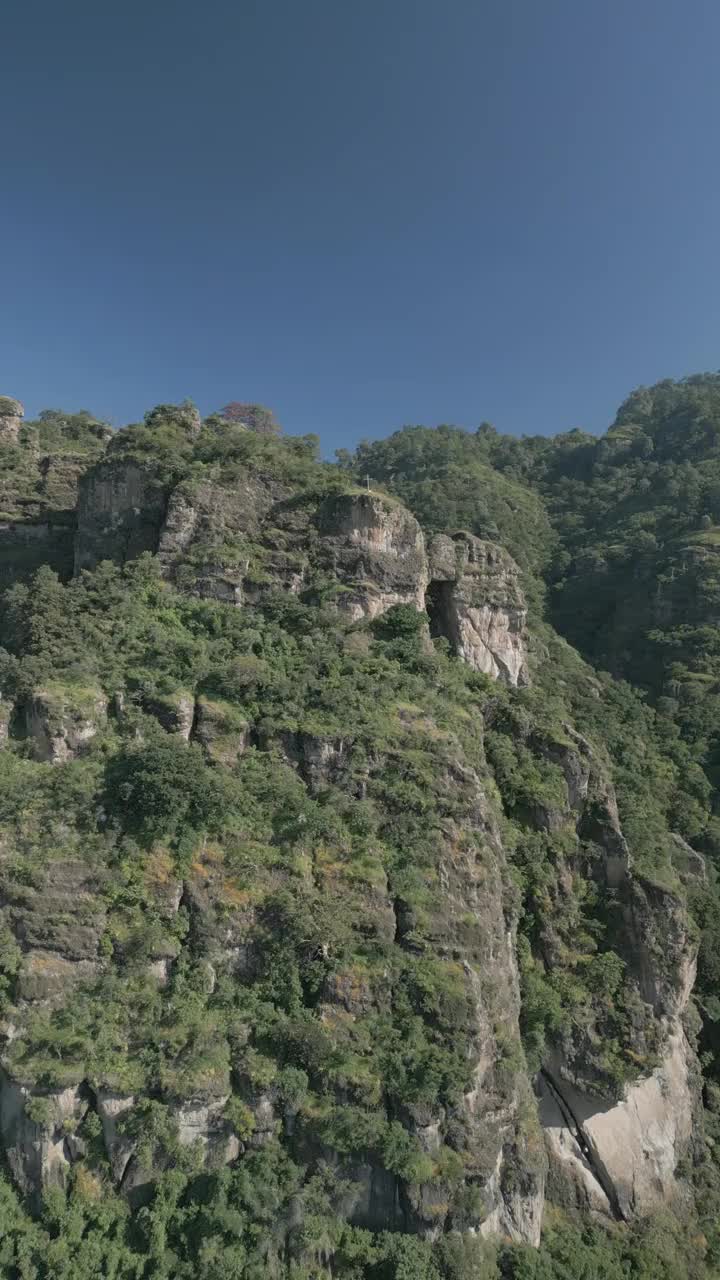 垂直无人机视频。岩层，森林山脉和大型岩层。徒步穿过绿色的森林。徒步旅行的概念。Amatlan、墨西哥视频下载