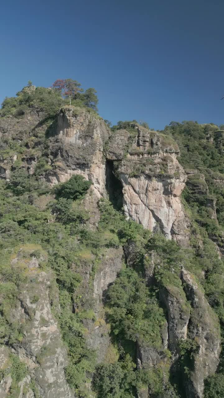 垂直无人机视频。岩层，森林山脉和大型岩层。徒步穿过绿色的森林。徒步旅行的概念。Amatlan、墨西哥视频素材