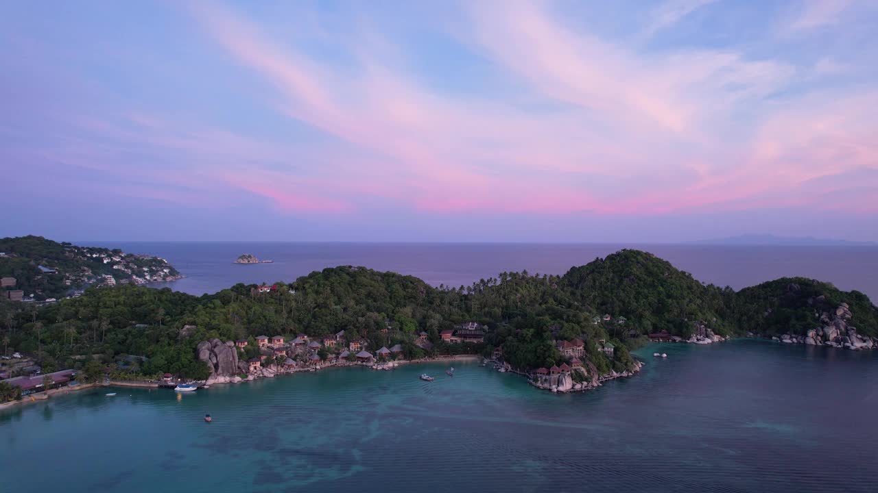 在泰国史诗般的岛屿上，有着棉花糖般的天空、海洋和树木的涛岛日落视频素材