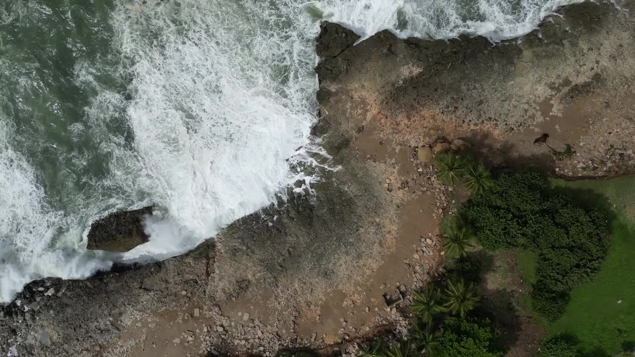 海浪冲击着多米尼加共和国多岩石的海岸线视频素材