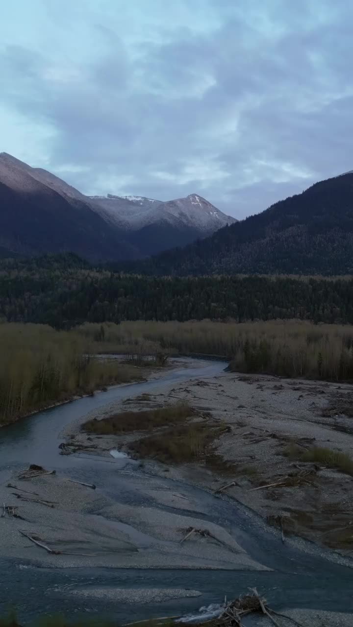 黄昏时的群山和蜿蜒的河流视频下载