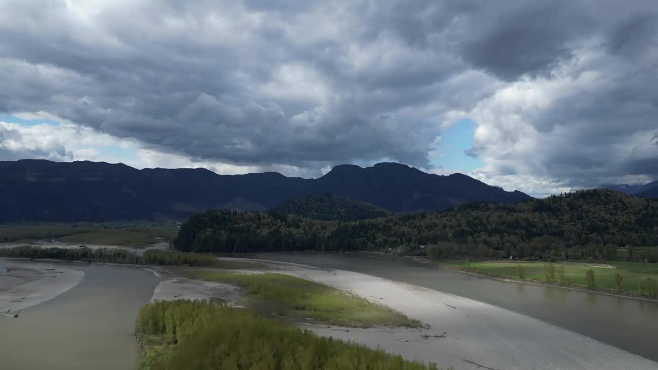 加拿大自然中的河流、树木和山脉景观。多云的日落。夏季。弗雷泽山谷，不列颠哥伦比亚省，加拿大。视频下载