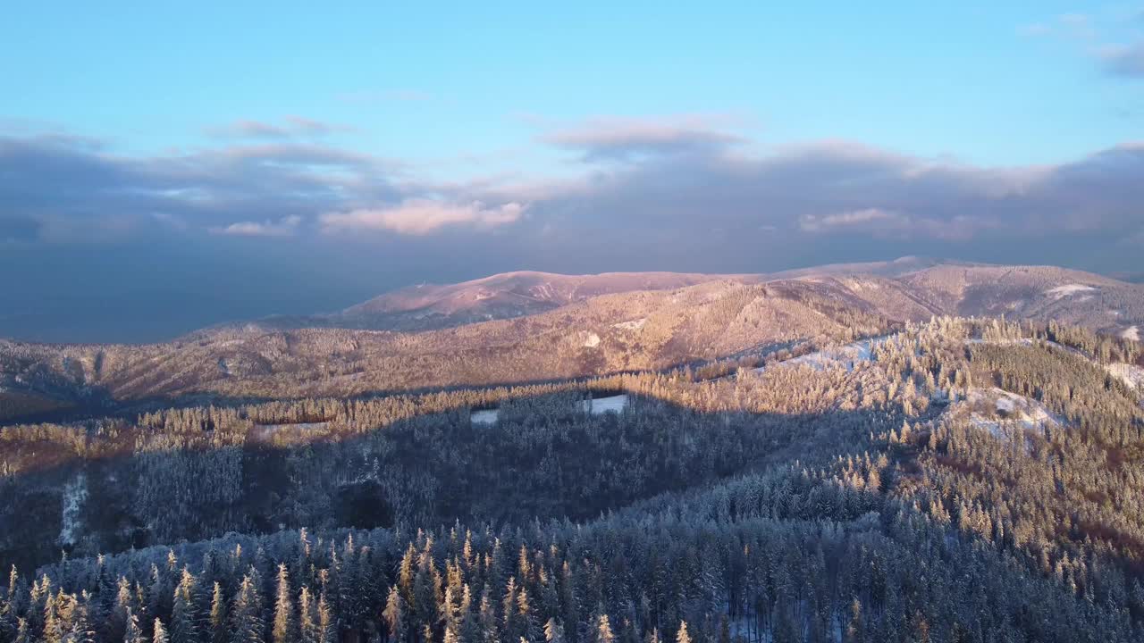 冬日夕阳下的白雪皑皑的贝斯基山。冬天的童话。4 k的视频视频素材