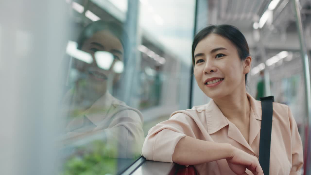 女人在火车上用手机视频素材