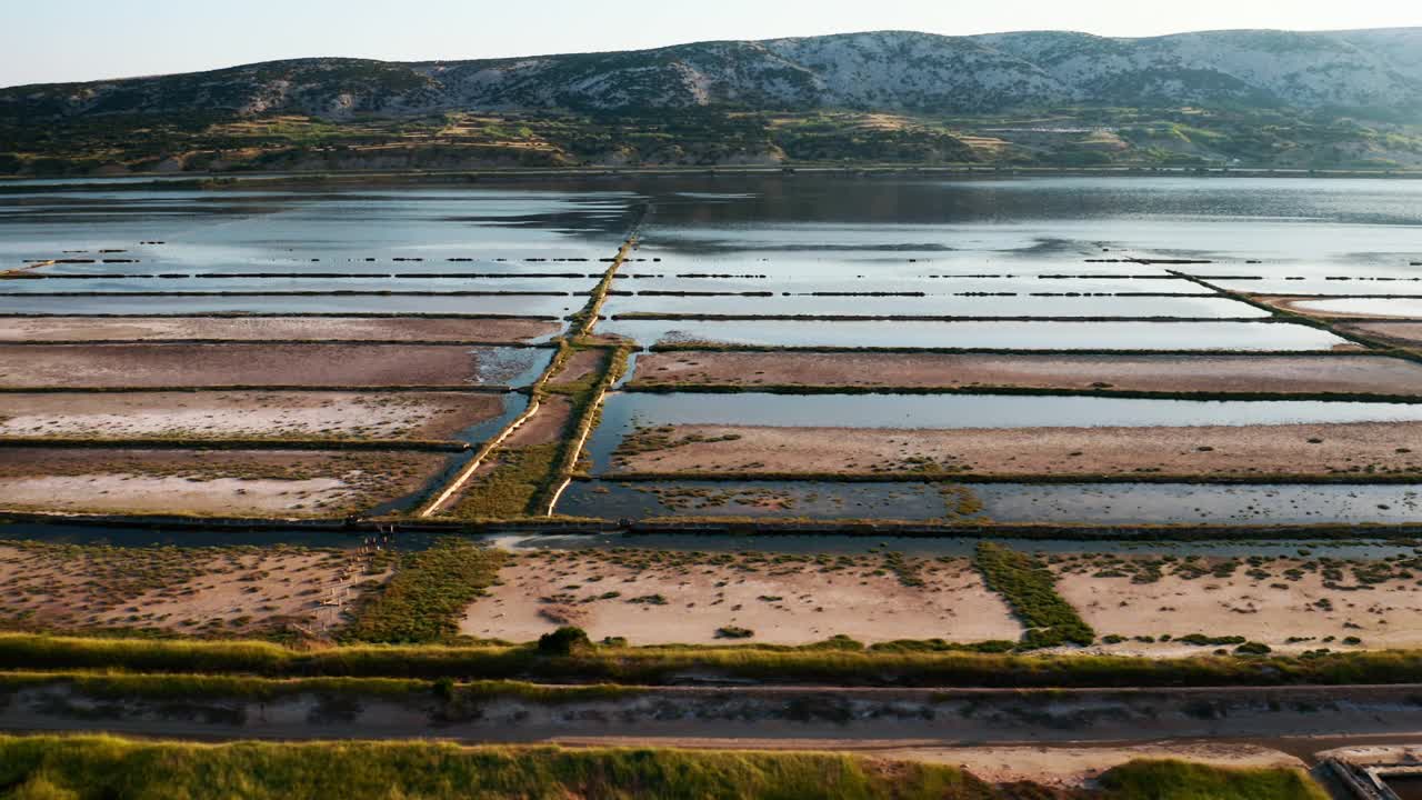 帕格岛生产海盐的浅层盆地视频下载