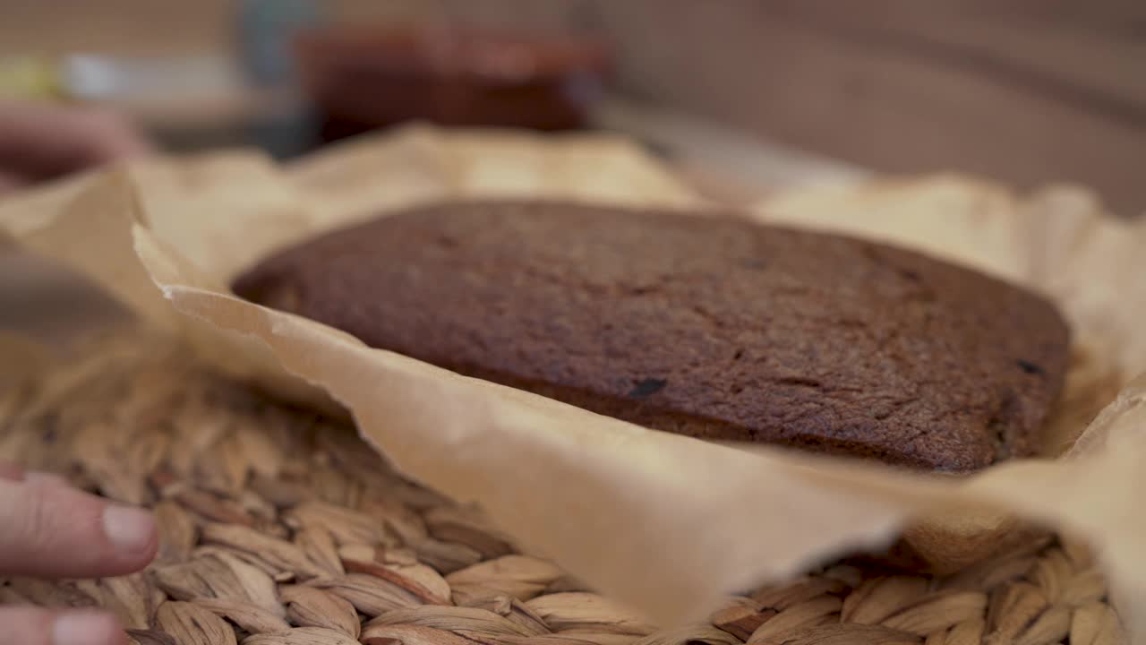 简单的自制香蕉面包一步一步的食谱视频素材