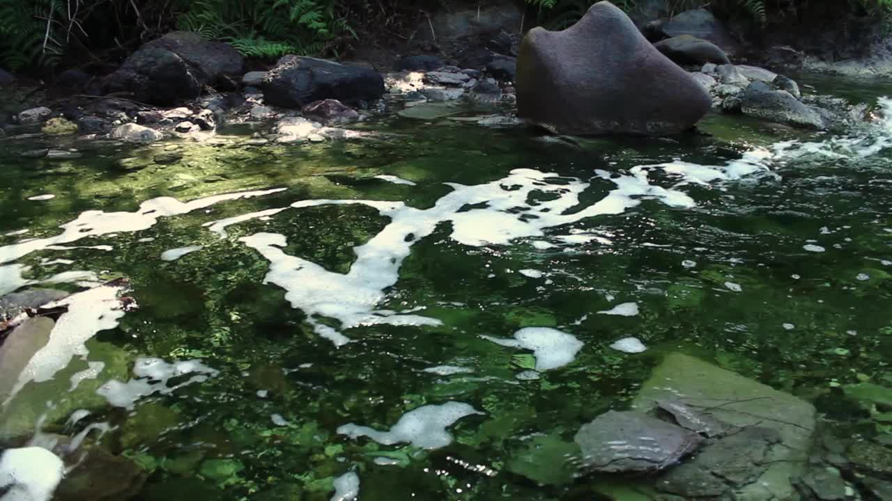 卡利派伊特河的颜色与硫磺混合，使它变成绿色视频素材