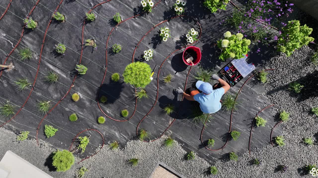 园林建筑花园与滴灌自动花园浇水系统视频素材