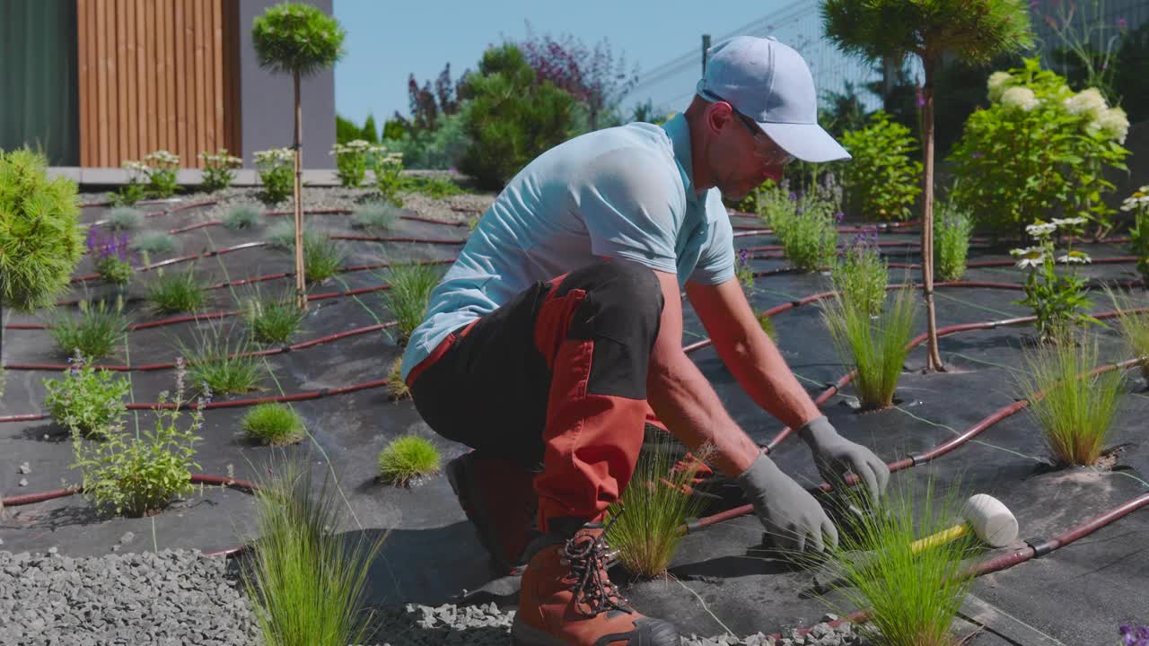 夏日屋顶花园的高效灌溉装置视频素材